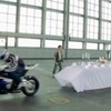 BMWバイクの一発芸に対抗するアプリリア