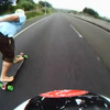 高速道路をかっ飛ぶスケートボーダーたち